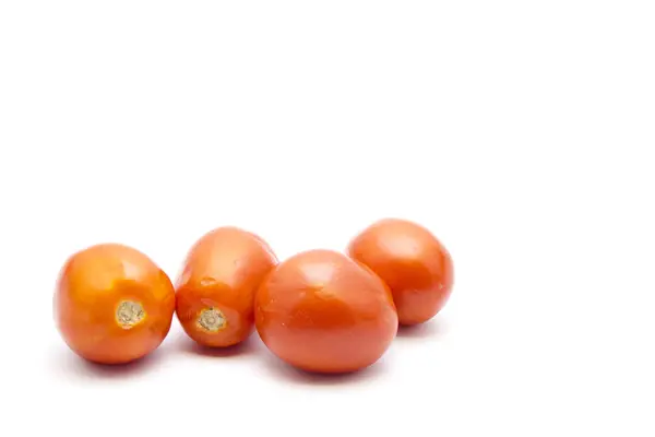 Tomates rouges fraîches sur fond blanc — Photo