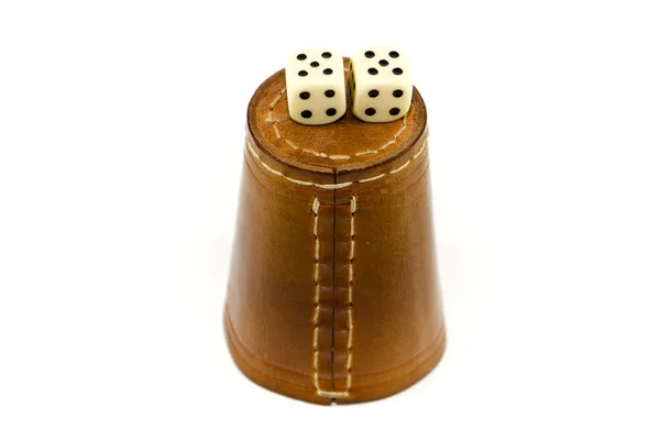 Würfelbecher aus braunem Leder mit Spielwürfeln — Stockfoto