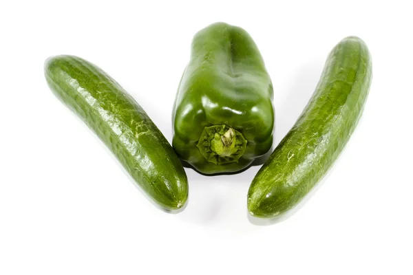 Frische grüne Salatgurke mit grünem Paprika — Stockfoto