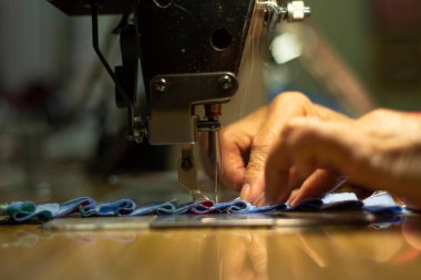 Dikiş makinesinin iğne çubuğunun seçici odak noktasındaki hareketi.