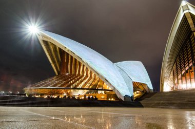 Sydney, Avustralya. 2 Ağustos 2017 'de Sydney Opera Binası' nın ikonik tasarım binası, gökyüzü bulutlu ve mavi renkli..