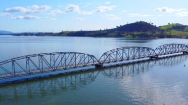 Bethanga ya da Bellbridge Köprüsü, Avustralya 'da Murray Nehri üzerinde bulunan yapay bir göl olan Hume Gölü' nün karşısındaki Riverina Karayolu 'nu taşıyan çelik bir köprü.