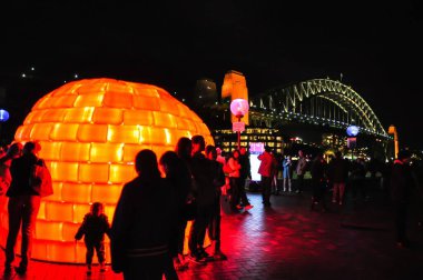SYDNEY, AUSTRALYA. 27 Mayıs 2012 'de. Liman köprüsü yakınlarındaki 'Canlı Sydney' projeksiyonları ve Orange Eskimo Evi 'nin her yıl düzenlediği açık hava aydınlatma festivali.