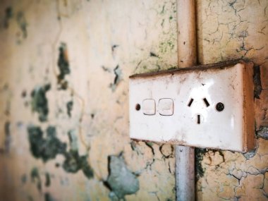 Avustralya 'da Standart Çift Güç Noktası Elektrikli Eski ve kirli Duvar.