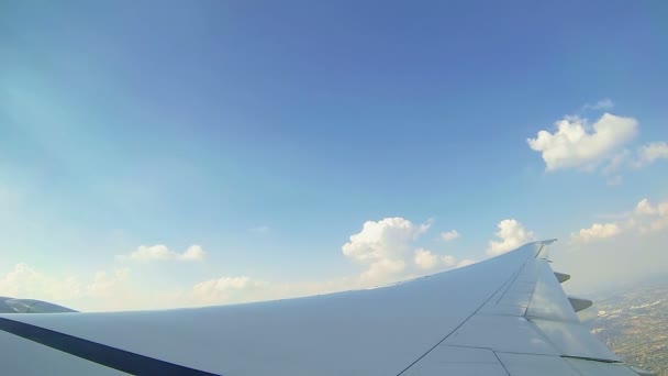 Flytende skyer, flystriper på himmelen – stockvideo