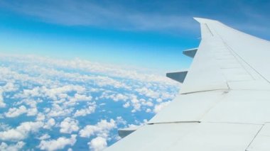 bulutlar, uçak gökyüzünde hareket