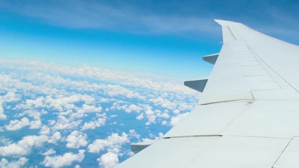 Nubes en movimiento, aeroplano en el cielo — Vídeo de stock