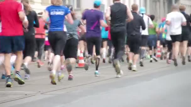 Gente corriendo en medio evento de Maratón — Vídeos de Stock