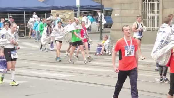 Gente corriendo en medio evento de Maratón — Vídeos de Stock