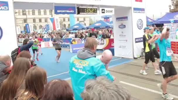 Gente corriendo en medio evento de Maratón — Vídeos de Stock