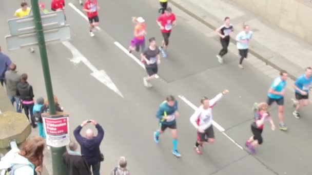 Pessoas que correm na metade do evento da Maratona — Vídeo de Stock