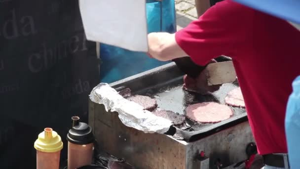 Frituren vlees voor hamburgers — Stockvideo