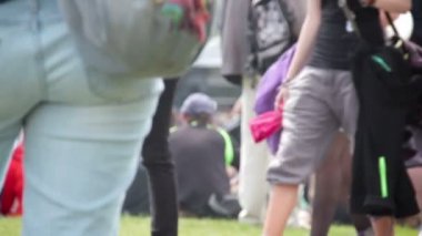 kişi ayakta ve müzikal sahne önünde dans