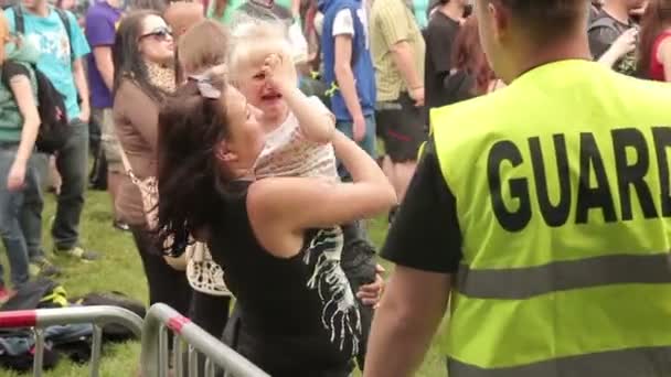 Des gens debout et dansant devant la scène musicale — Video