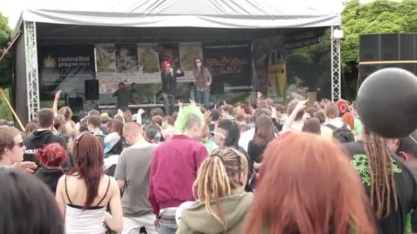 Des gens debout et dansant devant la scène musicale — Video