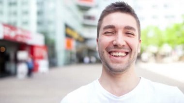 Kendine güvenen adam video portre