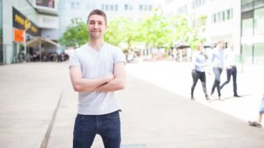 Kendine güvenen adam video portre