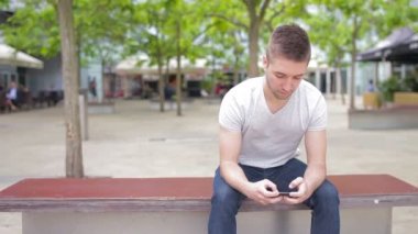 elektronik cihaz ile oynarken öğrenci