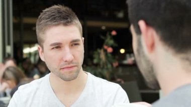 Kendine güvenen adam video portre