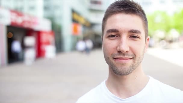 Video retrato de hombre confiado — Vídeos de Stock