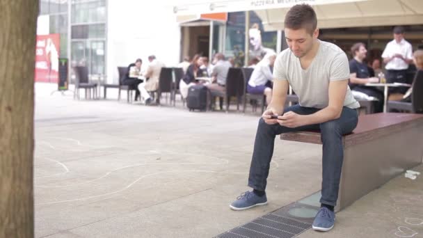 Estudante jogando com dispositivo eletrônico — Vídeo de Stock