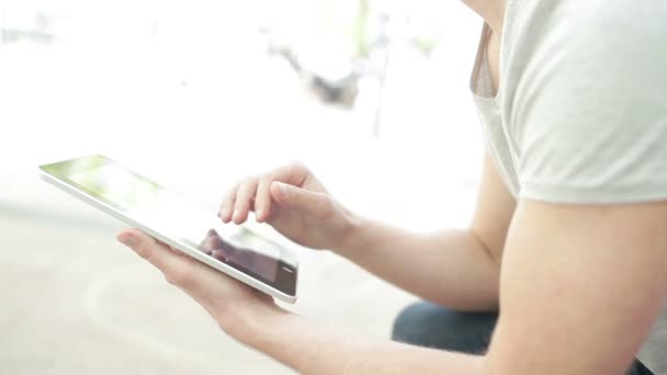 Estudiante jugando con dispositivo electrónico — Vídeos de Stock