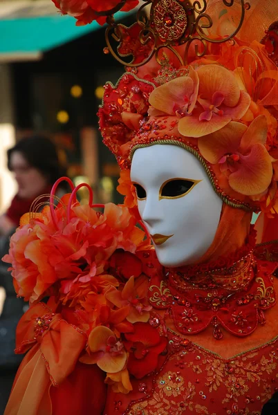 Bela máscara vermelha. Carnaval em Veneza . — Fotografia de Stock