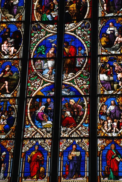 Schönes Glasfenster in einer Kathedrale in bern, Schweiz — Stockfoto