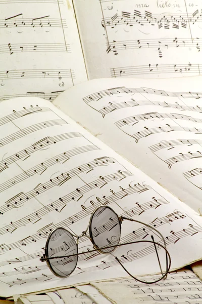 Gamla glasögon på musik ark — Stockfoto