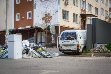 Irpin 'de arabalar. Mayıs 2022. Irpin, Kiev bölgesi, Ukrayna. Rusya Ukrayna savaşı. Irpin 'de kavgadan sonra hasar gördü