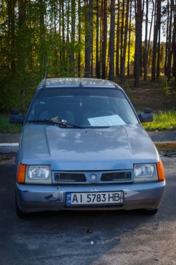 Irpin 'de arabalar. Mayıs 2022. Irpin, Kiev bölgesi, Ukrayna. Rusya Ukrayna savaşı. Irpin 'de kavgadan sonra hasar gördü