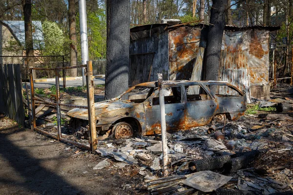 Irpin 'de arabalar. Mayıs 2022. Irpin, Kiev bölgesi, Ukrayna. Rusya Ukrayna savaşı. Irpin 'de kavgadan sonra hasar gördü