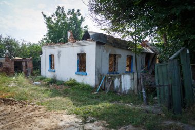 Andriyivka, Buchansky bölgesi, Kyiv bölgesi, Ukrayna - 09.02.2022: Andriyivvvka 'nın imhası. Rusya Ukrayna savaşı. Andriyivka 'da kavgadan sonra hasar gördü.