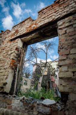 Andriyivka, Buchansky bölgesi, Kyiv bölgesi, Ukrayna - 09.02.2022: Andriyivvvka 'nın imhası. Rusya Ukrayna savaşı. Andriyivka 'da kavgadan sonra hasar gördü.