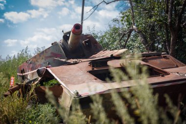 Andriyivka, Buchansky bölgesi, Kyiv bölgesi, Ukrayna - 09.02.2022: Andriyivvvka 'nın imhası. Rusya Ukrayna savaşı. Andriyivka 'da kavgadan sonra hasar gördü.