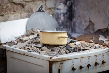 Andriyivka, Buchansky bölgesi, Kyiv bölgesi, Ukrayna - 09.02.2022: Andriyivvvka 'nın imhası. Rusya Ukrayna savaşı. Andriyivka 'da kavgadan sonra hasar gördü.