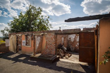 Andriyivka, Buchansky bölgesi, Kyiv bölgesi, Ukrayna; Rusya Ukrayna savaşı; Andriyivvka 'da çatışmadan sonra hasar gördü