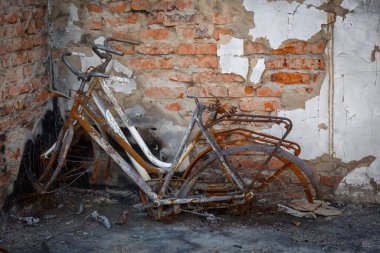 Andriyivka, Buchansky bölgesi, Kyiv bölgesi, Ukrayna; Rusya Ukrayna savaşı; Andriyivvka 'da çatışmadan sonra hasar gördü