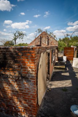 Andriyivka, Buchansky bölgesi, Kyiv bölgesi, Ukrayna; Rusya Ukrayna savaşı; Andriyivvka 'da çatışmadan sonra hasar gördü