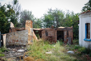 Andriyivka, Buchansky bölgesi, Kyiv bölgesi, Ukrayna; Rusya Ukrayna savaşı; Andriyivvka 'da çatışmadan sonra hasar gördü