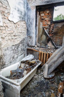 Andriyivka, Buchansky bölgesi, Kyiv bölgesi, Ukrayna; Rusya Ukrayna savaşı; Andriyivvka 'da çatışmadan sonra hasar gördü