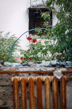 Andriyivka, Buchansky bölgesi, Kyiv bölgesi, Ukrayna; Rusya Ukrayna savaşı; Andriyivvka 'da çatışmadan sonra hasar gördü