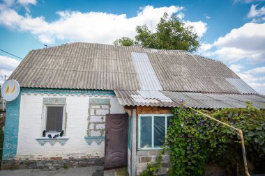 Andriyivka, Buchansky bölgesi, Kyiv bölgesi, Ukrayna; Rusya Ukrayna savaşı; Andriyivvka 'da çatışmadan sonra hasar gördü