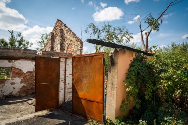 Andriyivka, Buchansky bölgesi, Kyiv bölgesi, Ukrayna; Rusya Ukrayna savaşı; Andriyivvka 'da çatışmadan sonra hasar gördü