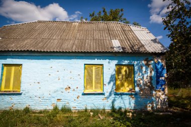 Andriyivka, Buchansky bölgesi, Kyiv bölgesi, Ukrayna; Rusya Ukrayna savaşı; Andriyivvka 'da çatışmadan sonra hasar gördü