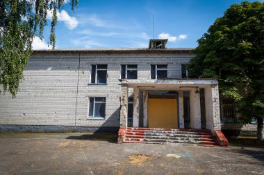 Andriyivka, Buchansky bölgesi, Kyiv bölgesi, Ukrayna - 09.02.2022: Andriyivvvka 'nın imhası. Rusya Ukrayna savaşı. Andriyivka 'da kavgadan sonra hasar gördü.