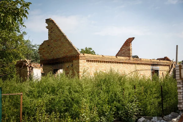 Andriyivka, Buchansky bölgesi, Kyiv bölgesi, Ukrayna; Rusya Ukrayna savaşı; Andriyivvka 'da çatışmadan sonra hasar gördü