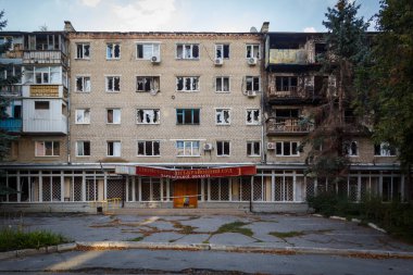 Izium, Kharkiv bölgesi, Ukrayna - 09.22.2022: Izium 'un imhası. Rusya Ukrayna savaşı. Kavgadan sonra İzium 'da hasar gördü