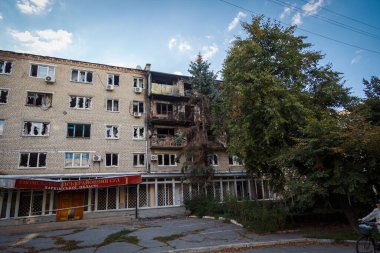 Izium, Kharkiv bölgesi, Ukrayna - 09.22.2022: Izium 'un imhası. Rusya Ukrayna savaşı. Kavgadan sonra İzium 'da hasar gördü