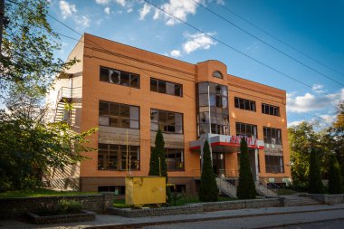 Izium, Kharkiv bölgesi, Ukrayna - 09.22.2022: Izium 'un imhası. Rusya Ukrayna savaşı. Kavgadan sonra İzium 'da hasar gördü